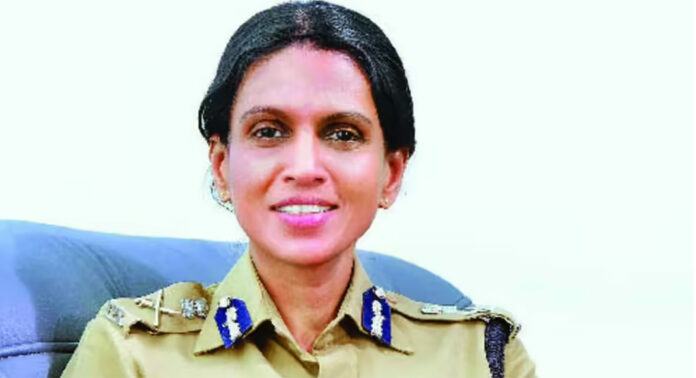 കൊല്ലങ്കോട് പെൺകുട്ടിയുടെ മരണം : R ശ്രീലേഖക്കെതിരേ ആരോപണവുമായി കുടുംബം കൊല്ലങ്കോട് പെൺകുട്ടിയുടെ മരണം : R ശ്രീലേഖക്കെതിരേ ആരോപണവുമായി കുടുംബം