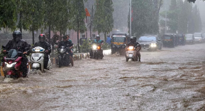 വീണ്ടും കേരള തീരത്ത് ന്യൂനമർദ്ദ പാത്തി ; വടക്കൻ ജില്ലകളിൽ ശക്തമായ മഴ തുടരും വീണ്ടും കേരള തീരത്ത് ന്യൂനമർദ്ദ പാത്തി ; വടക്കൻ ജില്ലകളിൽ ശക്തമായ മഴ തുടരും