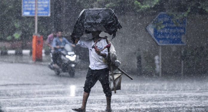 കനത്ത മഴ : മുംബൈയിൽ 10 മരണം, വിദ്യാഭ്യാസ സ്ഥാപനങ്ങൾക്ക് അവധി കനത്ത മഴ : മുംബൈയിൽ 10 മരണം, വിദ്യാഭ്യാസ സ്ഥാപനങ്ങൾക്ക് അവധി