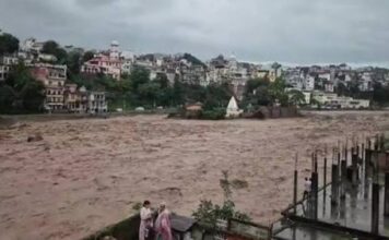 ജമ്മു കശ്മീരിൽ പ്രളയക്കെടുതി : മരണസംഖ്യ ഉയരുന്നു, ഏഴുപേരെ കാണാതായി