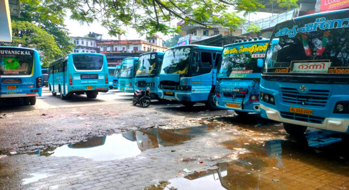 സ്വകാര്യ ബസ് പണിമുടക്ക് ജില്ലയില് പൂര്ണ്ണം – ബസ്സ് ഉടമകളും തൊഴിലാളികളും കളക്ട്രേറ്റ് മാർച്ചും ധർണ്ണയും നടത്തി സ്വകാര്യ ബസ് പണിമുടക്ക് ജില്ലയില് പൂര്ണ്ണം – ബസ്സ് ഉടമകളും തൊഴിലാളികളും കളക്ട്രേറ്റ് മാർച്ചും ധർണ്ണയും നടത്തി