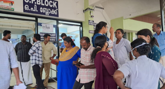 റാന്നി താലൂക്ക് ആശുപത്രിയിൽ കരാർ ജീവനക്കാരെ കൂട്ടത്തോടെ പിരിച്ചുവിടാൻ നീക്കം ; പ്രതിഷേധവുമായി ജീവനക്കാർ റാന്നി താലൂക്ക് ആശുപത്രിയിൽ കരാർ ജീവനക്കാരെ കൂട്ടത്തോടെ പിരിച്ചുവിടാൻ നീക്കം ; പ്രതിഷേധവുമായി ജീവനക്കാർ