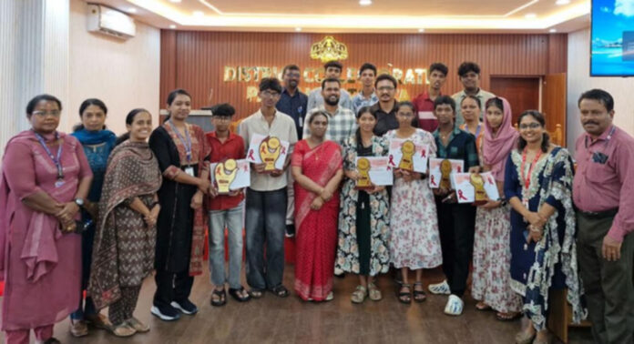 എയ്ഡ്സ് ബോധവല്ക്കരണം : ജില്ലയില് റെഡ് റിബണ് പ്രശ്നോത്തരി സംഘടിപ്പിച്ചു എയ്ഡ്സ് ബോധവല്ക്കരണം : ജില്ലയില് റെഡ് റിബണ് പ്രശ്നോത്തരി സംഘടിപ്പിച്ചു