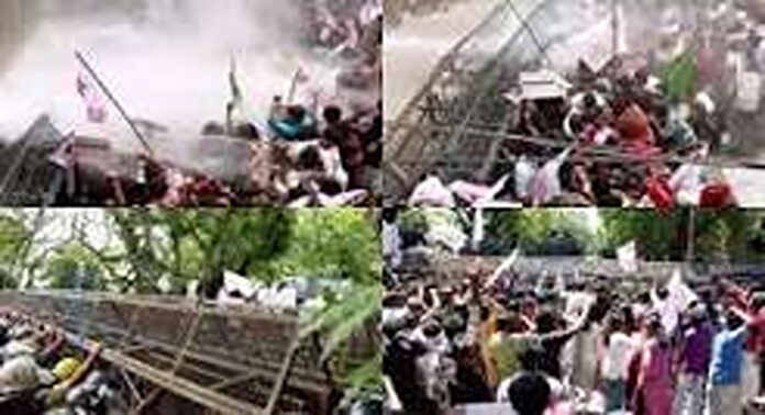 സംസ്ഥാനത്ത് നീറ്റ് പരീക്ഷാക്രമക്കേടുമായി ബന്ധപ്പെട്ട് കേന്ദ്രസർക്കാരിനെതിരെ സമരം ശക്തമാക്കി എസ്എഫ്ഐ സംസ്ഥാനത്ത് നീറ്റ് പരീക്ഷാക്രമക്കേടുമായി ബന്ധപ്പെട്ട് കേന്ദ്രസർക്കാരിനെതിരെ സമരം ശക്തമാക്കി എസ്എഫ്ഐ