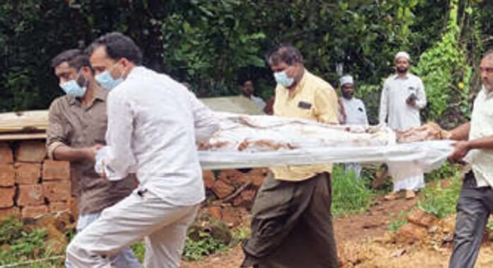 യുവാവിന്റെ മരണത്തിൽ ദുരൂഹത : മൃതദേഹം പുറത്തെടുത്ത് പരിശോധിച്ചു യുവാവിന്റെ മരണത്തിൽ ദുരൂഹത : മൃതദേഹം പുറത്തെടുത്ത് പരിശോധിച്ചു