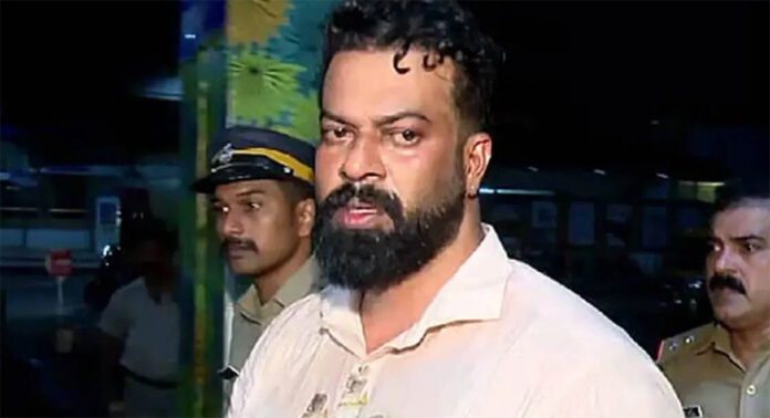 കാപ്പ കേസ് : ബി.ജെ.പി. കൗൺസിലർ സുഗതനെ ക്ഷേത്രത്തിലെത്തിച്ച് തെളിവെടുത്തു കാപ്പ കേസ് : ബി.ജെ.പി. കൗൺസിലർ സുഗതനെ ക്ഷേത്രത്തിലെത്തിച്ച് തെളിവെടുത്തു