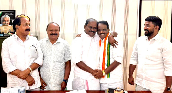 സിന്ഡിക്കേറ്റ് അംഗം പ്രൊഫ. പി. കെ. മോഹന്രാജിന് പത്തനംതിട്ട ഡി.സി.സിയില് സ്വീകരണം നല്കി സിന്ഡിക്കേറ്റ് അംഗം പ്രൊഫ. പി. കെ. മോഹന്രാജിന് പത്തനംതിട്ട ഡി.സി.സിയില് സ്വീകരണം നല്കി