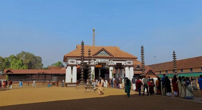 വൈക്കം മഹാദേവ ക്ഷേത്രത്തിലെ വഴിപാടിലെ ക്രമക്കേട് : ആരോപണ വിധേയനെ രക്ഷിക്കാൻ ശ്രമം വൈക്കം മഹാദേവ ക്ഷേത്രത്തിലെ വഴിപാടിലെ ക്രമക്കേട് : ആരോപണ വിധേയനെ രക്ഷിക്കാൻ ശ്രമം