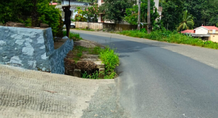 വെച്ചൂച്ചിറ കവലയ്ക്ക് സമീപം വാരിക്കുഴി തീര്ത്ത് പൊതുമരാമത്ത് വകുപ്പ് : റോഡരികിലെ ഓടയ്ക്ക് മേൽമൂടിയില്ല വെച്ചൂച്ചിറ കവലയ്ക്ക് സമീപം വാരിക്കുഴി തീര്ത്ത് പൊതുമരാമത്ത് വകുപ്പ് : റോഡരികിലെ ഓടയ്ക്ക് മേൽമൂടിയില്ല