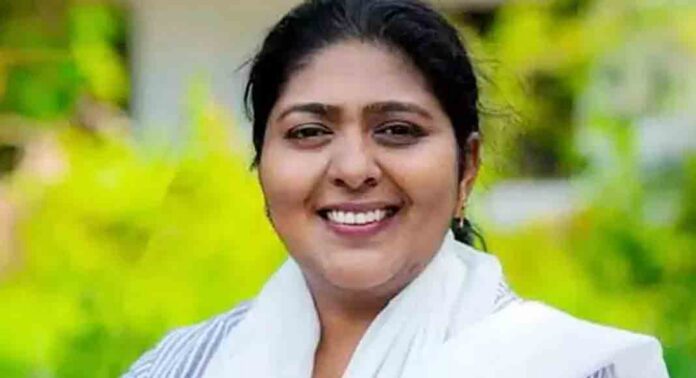 മൂന്ന് കോടിക്ക് മന്ത്രിസ്ഥാനം ; വിദ്യ ബാലകൃഷ്ണനെ വിളിച്ചത് ഡൽഹിയിലെ സൈബർ തട്ടിപ്പ് സംഘം മൂന്ന് കോടിക്ക് മന്ത്രിസ്ഥാനം ; വിദ്യ ബാലകൃഷ്ണനെ വിളിച്ചത് ഡൽഹിയിലെ സൈബർ തട്ടിപ്പ് സംഘം