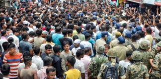12-കാരിയെ ബലാത്സംഗം ചെയ്ത് കൊലപ്പെടുത്തി ; മൃതദേഹം കാണിച്ചുകൊടുത്തയാളെ ജനക്കൂട്ടം തല്ലിക്കൊന്നു