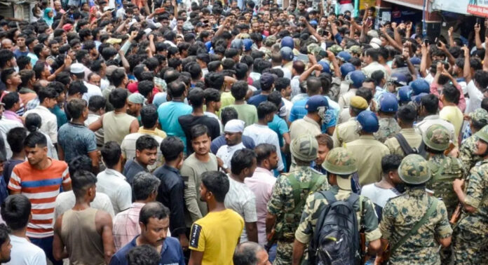 12-കാരിയെ ബലാത്സംഗം ചെയ്ത് കൊലപ്പെടുത്തി ; മൃതദേഹം കാണിച്ചുകൊടുത്തയാളെ ജനക്കൂട്ടം തല്ലിക്കൊന്നു 12-കാരിയെ ബലാത്സംഗം ചെയ്ത് കൊലപ്പെടുത്തി ; മൃതദേഹം കാണിച്ചുകൊടുത്തയാളെ ജനക്കൂട്ടം തല്ലിക്കൊന്നു