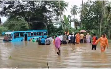 കോഴിക്കോട് നിറയെ യാത്രക്കാരുമായി പോയ ബസ് വെള്ളത്തിൽ കുടുങ്ങി
