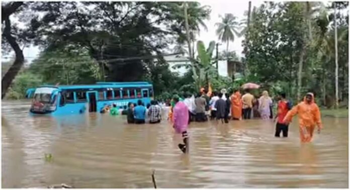 കോഴിക്കോട് നിറയെ യാത്രക്കാരുമായി പോയ ബസ് വെള്ളത്തിൽ കുടുങ്ങി കോഴിക്കോട് നിറയെ യാത്രക്കാരുമായി പോയ ബസ് വെള്ളത്തിൽ കുടുങ്ങി