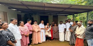 മെഡിക്കൽ പ്രവേശന പരീക്ഷയിൽ ഉന്നത വിജയം ; അടിച്ചിപ്പുഴ ട്രൈബൽ ഉന്നതിയിലെ അശ്വതിയെ വീട്ടിലെത്തി അനുമോദിച്ചു