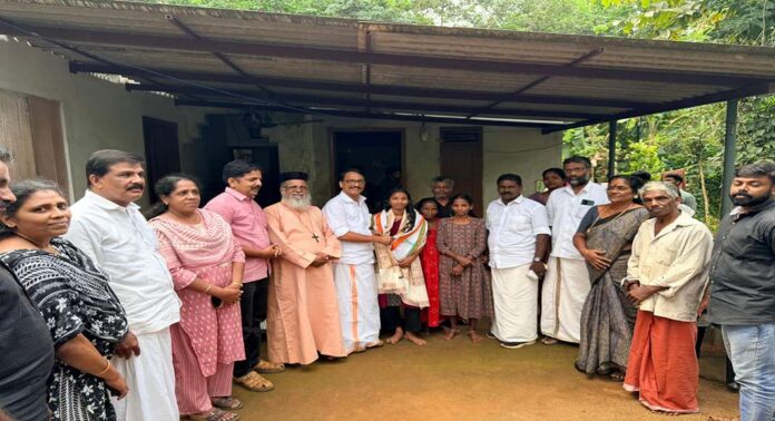 മെഡിക്കൽ പ്രവേശന പരീക്ഷയിൽ ഉന്നത വിജയം ; അടിച്ചിപ്പുഴ ട്രൈബൽ ഉന്നതിയിലെ അശ്വതിയെ വീട്ടിലെത്തി അനുമോദിച്ചു മെഡിക്കൽ പ്രവേശന പരീക്ഷയിൽ ഉന്നത വിജയം ; അടിച്ചിപ്പുഴ ട്രൈബൽ ഉന്നതിയിലെ അശ്വതിയെ വീട്ടിലെത്തി അനുമോദിച്ചു