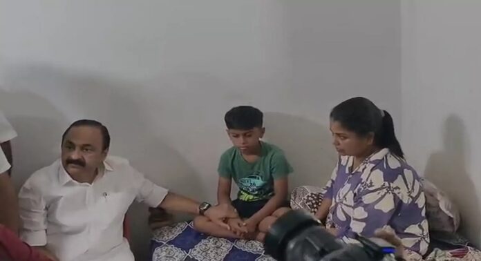 നീണ്ടകരയിൽ കാണാതായ ഗൗതമിന്റെ വീട്ടിലെത്തി മുഖ്യമന്ത്രി നീണ്ടകരയിൽ കാണാതായ ഗൗതമിന്റെ വീട്ടിലെത്തി മുഖ്യമന്ത്രി