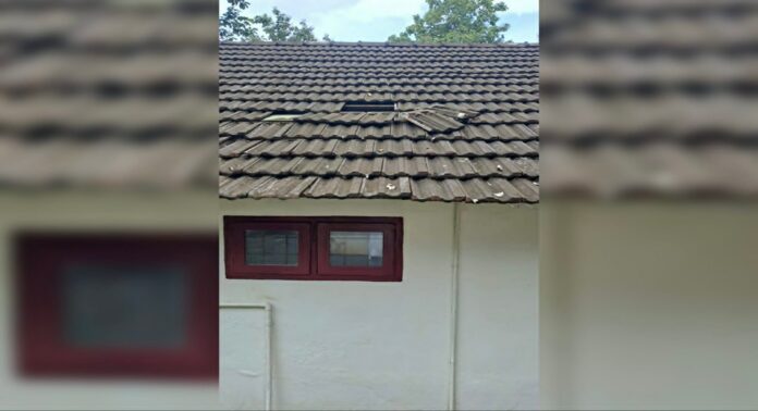 റാന്നിയിൽ ഓട് പൊളിച്ച് പട്ടാപ്പകൽ വീട്ടില് കടന്നു കയറിയ കള്ളന് സ്വർണ്ണവും പണവും കവർന്നു റാന്നിയിൽ ഓട് പൊളിച്ച് പട്ടാപ്പകൽ വീട്ടില് കടന്നു കയറിയ കള്ളന് സ്വർണ്ണവും പണവും കവർന്നു