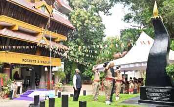 തിരുവനന്തപുരം വഴുതക്കാട് കേരള വനംവകുപ്പ് ആസ്ഥാനത്ത് നടന്ന സ്വാതന്ത്ര്യദിനാഘോഷ ചടങ്ങിൽ വന്ദേമാതരം മുഴുവൻ പാടിയത് വിവാദമായി