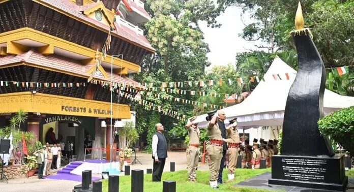 തിരുവനന്തപുരം വഴുതക്കാട് കേരള വനംവകുപ്പ് ആസ്ഥാനത്ത് നടന്ന സ്വാതന്ത്ര്യദിനാഘോഷ ചടങ്ങിൽ വന്ദേമാതരം മുഴുവൻ പാടിയത് വിവാദമായി തിരുവനന്തപുരം വഴുതക്കാട് കേരള വനംവകുപ്പ് ആസ്ഥാനത്ത് നടന്ന സ്വാതന്ത്ര്യദിനാഘോഷ ചടങ്ങിൽ വന്ദേമാതരം മുഴുവൻ പാടിയത് വിവാദമായി