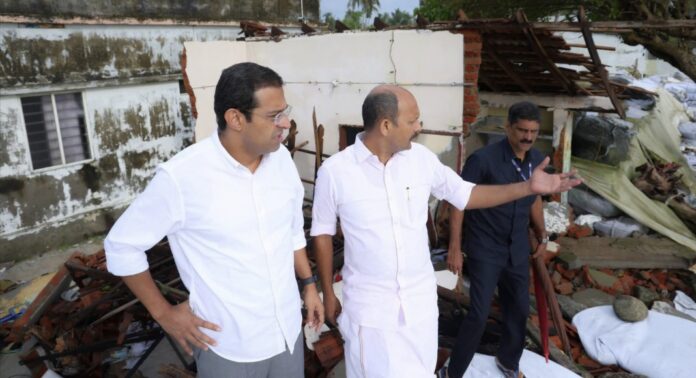 മഴക്കെടുതി; ദുരന്ത ബാധിത പ്രദേശങ്ങൾ സന്ദർശിച്ച് മന്ത്രി റോജി.എം.ജോൺ മഴക്കെടുതി; ദുരന്ത ബാധിത പ്രദേശങ്ങൾ സന്ദർശിച്ച് മന്ത്രി റോജി.എം.ജോൺ