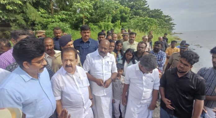തോട്ടപ്പള്ളി സ്പിൽവേയിൽ അടിയന്തര സന്ദർശനം നടത്തി മന്ത്രിമാരായ എം ലിജുവും രമേശ് ചെന്നിത്തലയും തോട്ടപ്പള്ളി സ്പിൽവേയിൽ അടിയന്തര സന്ദർശനം നടത്തി മന്ത്രിമാരായ എം ലിജുവും രമേശ് ചെന്നിത്തലയും