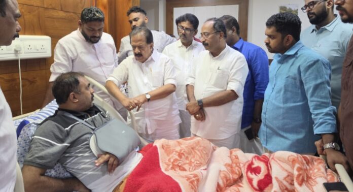 അബിൻ വർക്കി എം.എൽ.എയെ സന്ദർശിച്ച് രമേശ് ചെന്നിത്തലയും എ.പി അനിൽകുമാറും അബിൻ വർക്കി എം.എൽ.എയെ സന്ദർശിച്ച് രമേശ് ചെന്നിത്തലയും എ.പി അനിൽകുമാറും