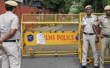 ജാതി അധിഷ്ഠിത സംവരണത്തിനെതിരെ ഡൽഹിയിൽ പ്രതിഷേധം; സമരം ചെയ്തവരെ പോലീസ് ബലംപ്രയോഗിച്ച് നീക്കി