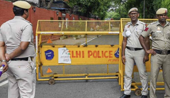 ജാതി അധിഷ്ഠിത സംവരണത്തിനെതിരെ ഡൽഹിയിൽ പ്രതിഷേധം; സമരം ചെയ്തവരെ പോലീസ് ബലംപ്രയോഗിച്ച് നീക്കി ജാതി അധിഷ്ഠിത സംവരണത്തിനെതിരെ ഡൽഹിയിൽ പ്രതിഷേധം; സമരം ചെയ്തവരെ പോലീസ് ബലംപ്രയോഗിച്ച് നീക്കി