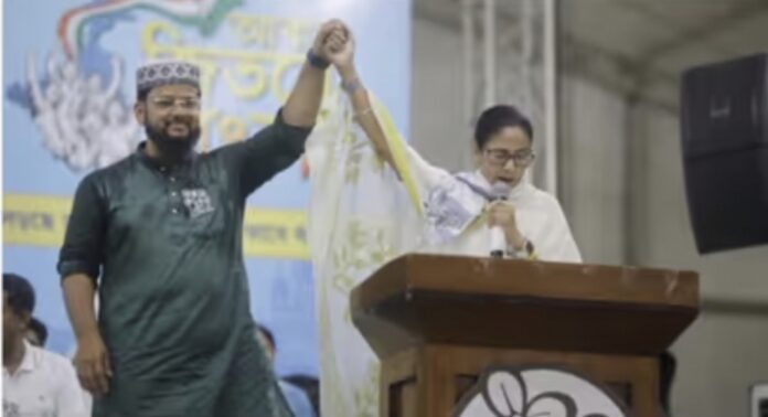 തൃണമൂൽ കോൺഗ്രസിലേക്ക് തിരിച്ചെത്തി വിമത എം.എൽ.എ കാസിം സിദ്ദിഖി; മമത ബാനർജിയാണ് തന്റെ നേതാവെന്ന് പ്രഖ്യാപനം തൃണമൂൽ കോൺഗ്രസിലേക്ക് തിരിച്ചെത്തി വിമത എം.എൽ.എ കാസിം സിദ്ദിഖി; മമത ബാനർജിയാണ് തന്റെ നേതാവെന്ന് പ്രഖ്യാപനം