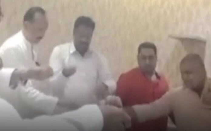 കമ്മീഷൻ തുക തുല്യമായി പങ്കുവെക്കണം; ഗംഗാജലത്തിൽ തൊട്ട് സത്യപ്രതിജ്ഞ ചെയ്ത് യു.പിയിലെ കൗൺസിലർമാർ കമ്മീഷൻ തുക തുല്യമായി പങ്കുവെക്കണം; ഗംഗാജലത്തിൽ തൊട്ട് സത്യപ്രതിജ്ഞ ചെയ്ത് യു.പിയിലെ കൗൺസിലർമാർ