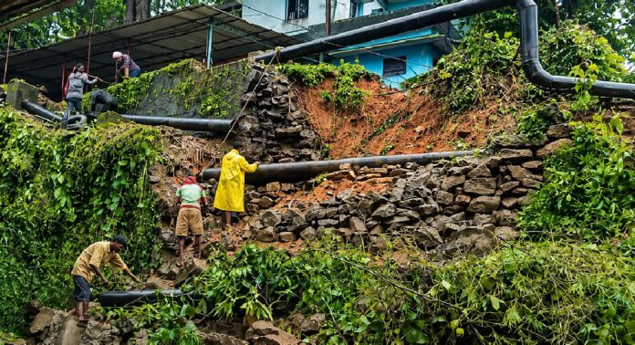 തൊടുപുഴയിൽ കനത്ത മഴയിൽ മണ്ണിടിച്ചിൽ: ജല അതോറിറ്റിയുടെ ചുറ്റുമതിൽ തകർന്നു തൊടുപുഴയിൽ കനത്ത മഴയിൽ മണ്ണിടിച്ചിൽ: ജല അതോറിറ്റിയുടെ ചുറ്റുമതിൽ തകർന്നു