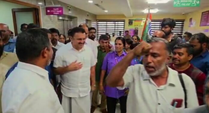 സർക്കാർ ആശുപത്രിക്കുള്ളിൽ കൊടിപിടിച്ച് മുദ്രാവാക്യം മുഴക്കി മന്ത്രിക്ക് സ്വീകരണം സർക്കാർ ആശുപത്രിക്കുള്ളിൽ കൊടിപിടിച്ച് മുദ്രാവാക്യം മുഴക്കി മന്ത്രിക്ക് സ്വീകരണം