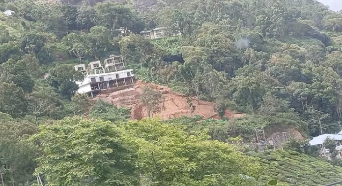 മൂന്നാറിൽ കനത്ത മഴയെ തുടർന്ന് നിർമാണത്തിലിരുന്ന കെട്ടിടം ഇടിഞ്ഞുതാഴ്ന്നു മൂന്നാറിൽ കനത്ത മഴയെ തുടർന്ന് നിർമാണത്തിലിരുന്ന കെട്ടിടം ഇടിഞ്ഞുതാഴ്ന്നു