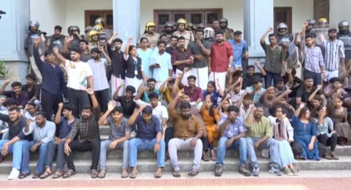 കേരള സർവകലാശാല ആസ്ഥാനം ഉപരോധിച്ച് എസ്എഫ്ഐ പ്രവർത്തകർ കേരള സർവകലാശാല ആസ്ഥാനം ഉപരോധിച്ച് എസ്എഫ്ഐ പ്രവർത്തകർ