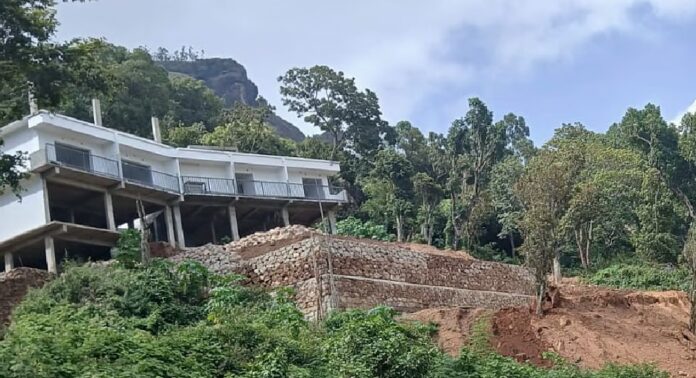 ചിന്നക്കനാലിൽ നിർമ്മാണത്തിലിരുന്ന കെട്ടിടം ശക്തമായ മഴയിൽ ഇടിഞ്ഞു താണു ചിന്നക്കനാലിൽ നിർമ്മാണത്തിലിരുന്ന കെട്ടിടം ശക്തമായ മഴയിൽ ഇടിഞ്ഞു താണു