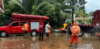 രോഗിയെ ആശുപത്രിയിലെത്തിക്കാൻ പോയ അഗ്നിശമനസേനയുടെ വാഹനം വെള്ളക്കെട്ടിൽ കുടുങ്ങി