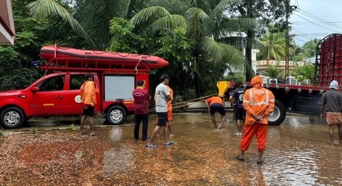രോഗിയെ ആശുപത്രിയിലെത്തിക്കാൻ പോയ അഗ്നിശമനസേനയുടെ വാഹനം വെള്ളക്കെട്ടിൽ കുടുങ്ങി രോഗിയെ ആശുപത്രിയിലെത്തിക്കാൻ പോയ അഗ്നിശമനസേനയുടെ വാഹനം വെള്ളക്കെട്ടിൽ കുടുങ്ങി