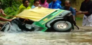 കോഴിക്കോട് ഓടിക്കൊണ്ടിരുന്ന ഓട്ടോറിക്ഷ വെള്ളത്തിൽ ഒഴുകിപ്പോയി ; മാവിന്കൊമ്പില് പിടിച്ച് അത്ഭുതകരമായി രക്ഷപ്പെട്ട് ഡ്രൈവർ