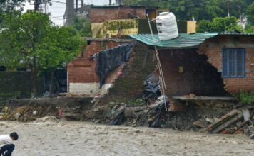 ഇടുക്കിയിൽ കനത്ത മഴയിൽ വ്യാപക നാശനഷ്ടം ; ഉപ്പുതറയിൽ പോലീസ് ജീപ്പിന് മുകളിൽ മണ്ണിടിഞ്ഞുവീണു , ജില്ലയിൽ റിപ്പോർട്ട് ചെയ്തത് 2 മരണം