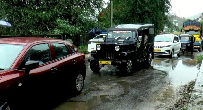 ദേശീയപാത അടഞ്ഞു : മൂന്നാറിലേക്കുള്ള യാത്ര ഒരൊറ്റ പാലത്തിലൂടെ ദേശീയപാത അടഞ്ഞു : മൂന്നാറിലേക്കുള്ള യാത്ര ഒരൊറ്റ പാലത്തിലൂടെ