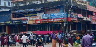 വെള്ളപ്പൊക്കത്തിന് പിന്നാലെ പഴവങ്ങാടിയിൽ തർക്കം : ഇട്ടിയപ്പാറയിൽ മാലിന്യം നീക്കുന്നതിനെച്ചൊല്ലി വ്യാപാരികളും പഞ്ചായത്തും തമ്മിൽ വാക്കേറ്റം