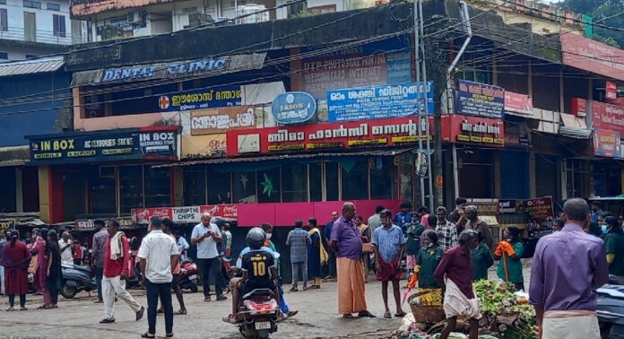 വെള്ളപ്പൊക്കത്തിന് പിന്നാലെ പഴവങ്ങാടിയിൽ തർക്കം : ഇട്ടിയപ്പാറയിൽ മാലിന്യം നീക്കുന്നതിനെച്ചൊല്ലി വ്യാപാരികളും പഞ്ചായത്തും തമ്മിൽ വാക്കേറ്റം വെള്ളപ്പൊക്കത്തിന് പിന്നാലെ പഴവങ്ങാടിയിൽ തർക്കം : ഇട്ടിയപ്പാറയിൽ മാലിന്യം നീക്കുന്നതിനെച്ചൊല്ലി വ്യാപാരികളും പഞ്ചായത്തും തമ്മിൽ വാക്കേറ്റം