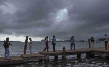 കനത്ത മഴ: വിനോദസഞ്ചാര കേന്ദ്രങ്ങളിൽ നിയന്ത്രണം ഏർപ്പെടുത്താൻ നിർദേശം