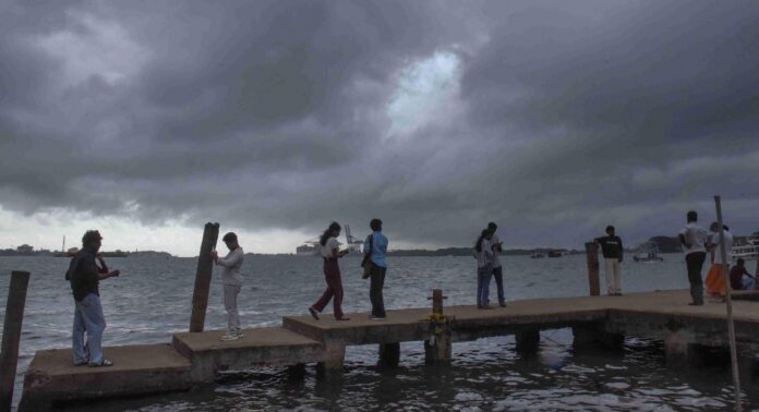 കനത്ത മഴ: വിനോദസഞ്ചാര കേന്ദ്രങ്ങളിൽ നിയന്ത്രണം ഏർപ്പെടുത്താൻ നിർദേശം കനത്ത മഴ: വിനോദസഞ്ചാര കേന്ദ്രങ്ങളിൽ നിയന്ത്രണം ഏർപ്പെടുത്താൻ നിർദേശം