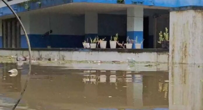 കോഴിക്കോട് ജില്ലാ ദുരന്തനിവാരണ അതോറിറ്റിക്ക് വിവരങ്ങൾ കൈമാറുന്ന സ്ഥാപനവും വെള്ളത്തിൽ മുങ്ങി കോഴിക്കോട് ജില്ലാ ദുരന്തനിവാരണ അതോറിറ്റിക്ക് വിവരങ്ങൾ കൈമാറുന്ന സ്ഥാപനവും വെള്ളത്തിൽ മുങ്ങി