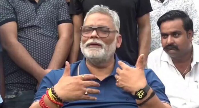 വാർത്താസമ്മേളനം നടത്തുന്നതിനിടെ പപ്പു യാദവ് എംപിക്കു നേരെ ചെരിപ്പേറ് വാർത്താസമ്മേളനം നടത്തുന്നതിനിടെ പപ്പു യാദവ് എംപിക്കു നേരെ ചെരിപ്പേറ്