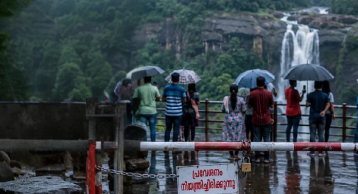 കനത്ത മഴ : വിനോദസഞ്ചാര കേന്ദ്രങ്ങളിൽ നിയന്ത്രണം ഏർപ്പെടുത്താൻ നിർദേശം കനത്ത മഴ : വിനോദസഞ്ചാര കേന്ദ്രങ്ങളിൽ നിയന്ത്രണം ഏർപ്പെടുത്താൻ നിർദേശം