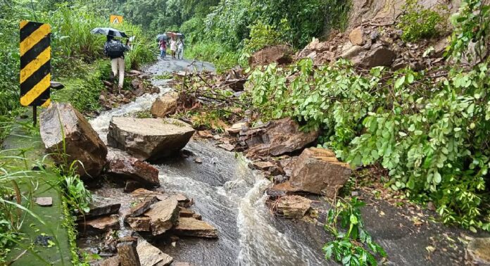 പാല്ച്ചുരം റോഡ് അടച്ചു ; കണ്ണൂരില്നിന്നു വയനാട്ടിലേക്ക് ബദല് യാത്രാ ക്രമീകരണം പാല്ച്ചുരം റോഡ് അടച്ചു ; കണ്ണൂരില്നിന്നു വയനാട്ടിലേക്ക് ബദല് യാത്രാ ക്രമീകരണം