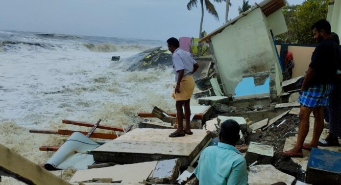 ആലപ്പുഴയിൽ കനത്ത മഴയും കടൽക്ഷോഭവും ; ഒരു വീട് തകർന്നു ആലപ്പുഴയിൽ കനത്ത മഴയും കടൽക്ഷോഭവും ; ഒരു വീട് തകർന്നു